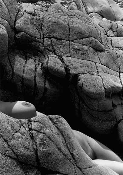 Lucien CLERGUE Nu d'entre les Roches, Les sables d'or, 2001, (réf. 01031-09), silver print, signed and numbered, Ed.30